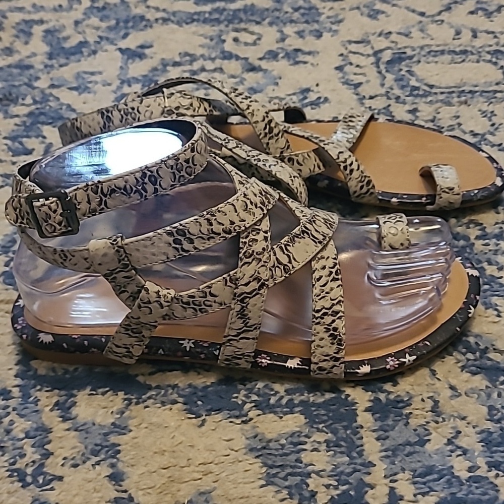 Cabi sz 6 gray snake print sandals new SH158
